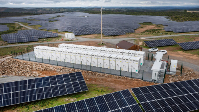 Vista aérea del Parque Solar Pugal, destacando paneles solares y sistema de almacenamiento de energía. Innovación en energía renovable y sostenibilidad.