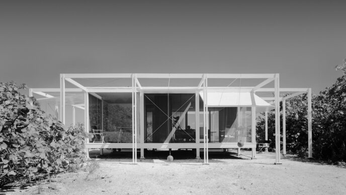 Fotografía en blanco y negro de la Cohen House diseñada por Paul Rudolph, con estructura blanca y amplias ventanas. Arquitectura icónica en el MET.