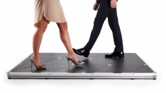 Venue/Architecture.

Personas caminan sobre pisos Pavegen que generan energía. Diseño sostenible en Inmobiliare Summits, evento real estate en México y LATAM.