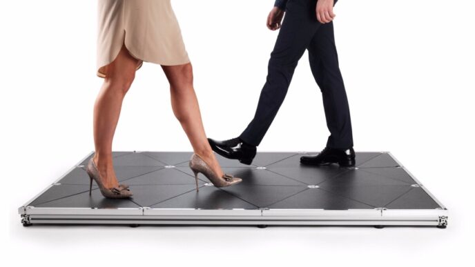 Venue/Architecture.

Personas caminan sobre pisos Pavegen que generan energía. Diseño sostenible en Inmobiliare Summits, evento real estate en México y LATAM.