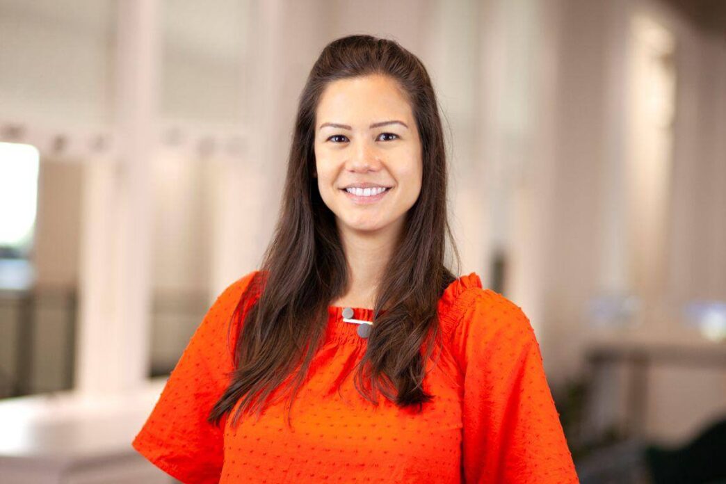 Headshot de ponente en Inmobiliare Summits. Experta en bienes raíces sonríe durante la conferencia en México. Evento LATAM.