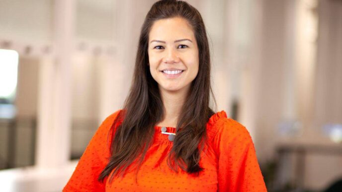 Headshot de ponente en Inmobiliare Summits. Experta en bienes raíces sonríe durante la conferencia en México. Evento LATAM.