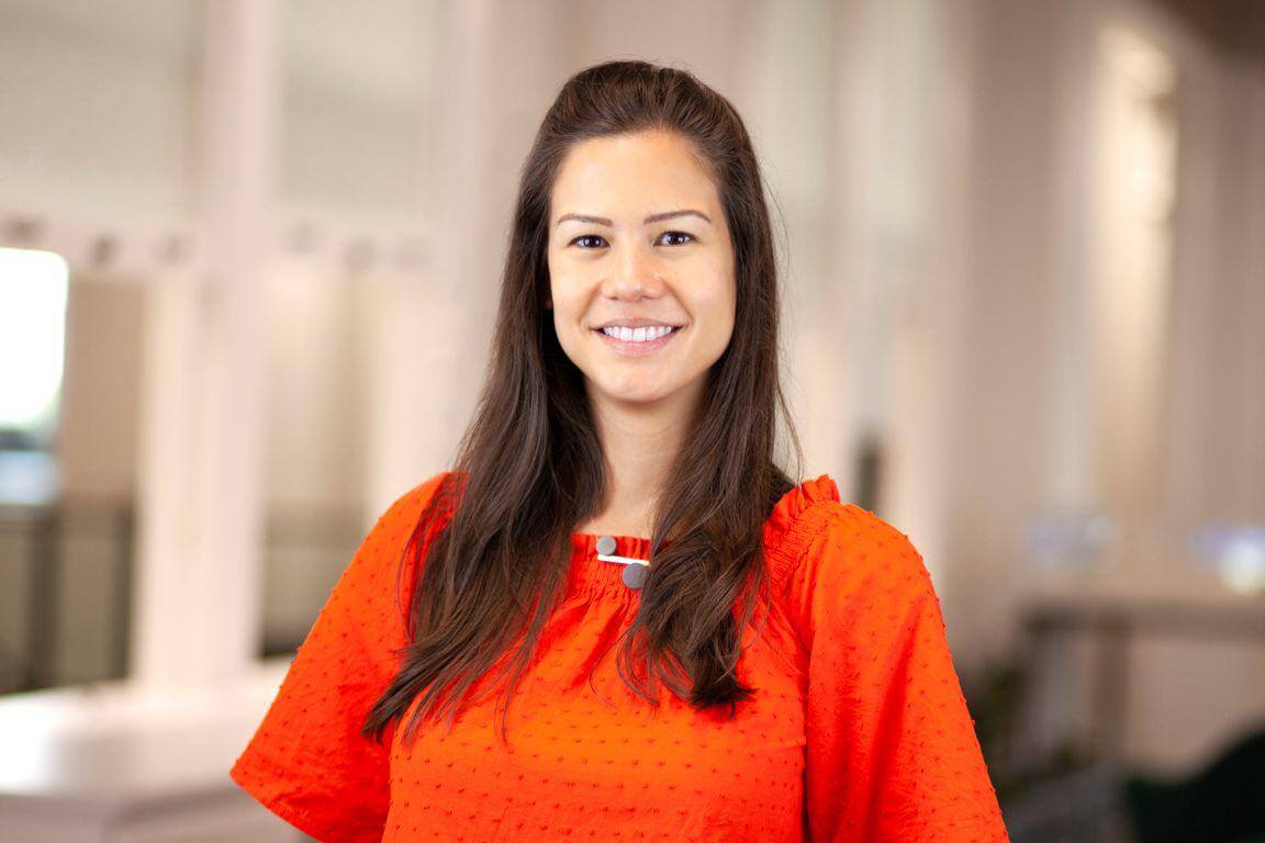 Headshot de ponente en Inmobiliare Summits. Experta en bienes raíces sonríe durante la conferencia en México. Evento LATAM.