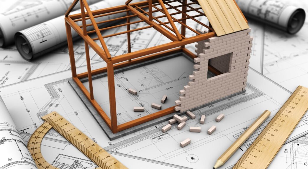 Modelo de casa en construcción sobre planos. Diseño arquitectónico para real estate en Inmobiliare Summits LATAM. Concepto de inversión.