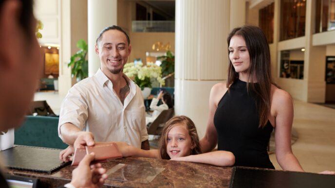 Venue/architecture.
Familia en el mostrador del hotel Centric, parte de Inmobiliare Summits. El diseño del venue destaca en esta conferencia de real estate.