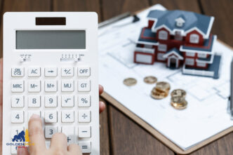 Concepto de inversión inmobiliaria: Calculadora, monedas y modelo de casa. Planificación financiera para comprar o invertir en bienes raíces.