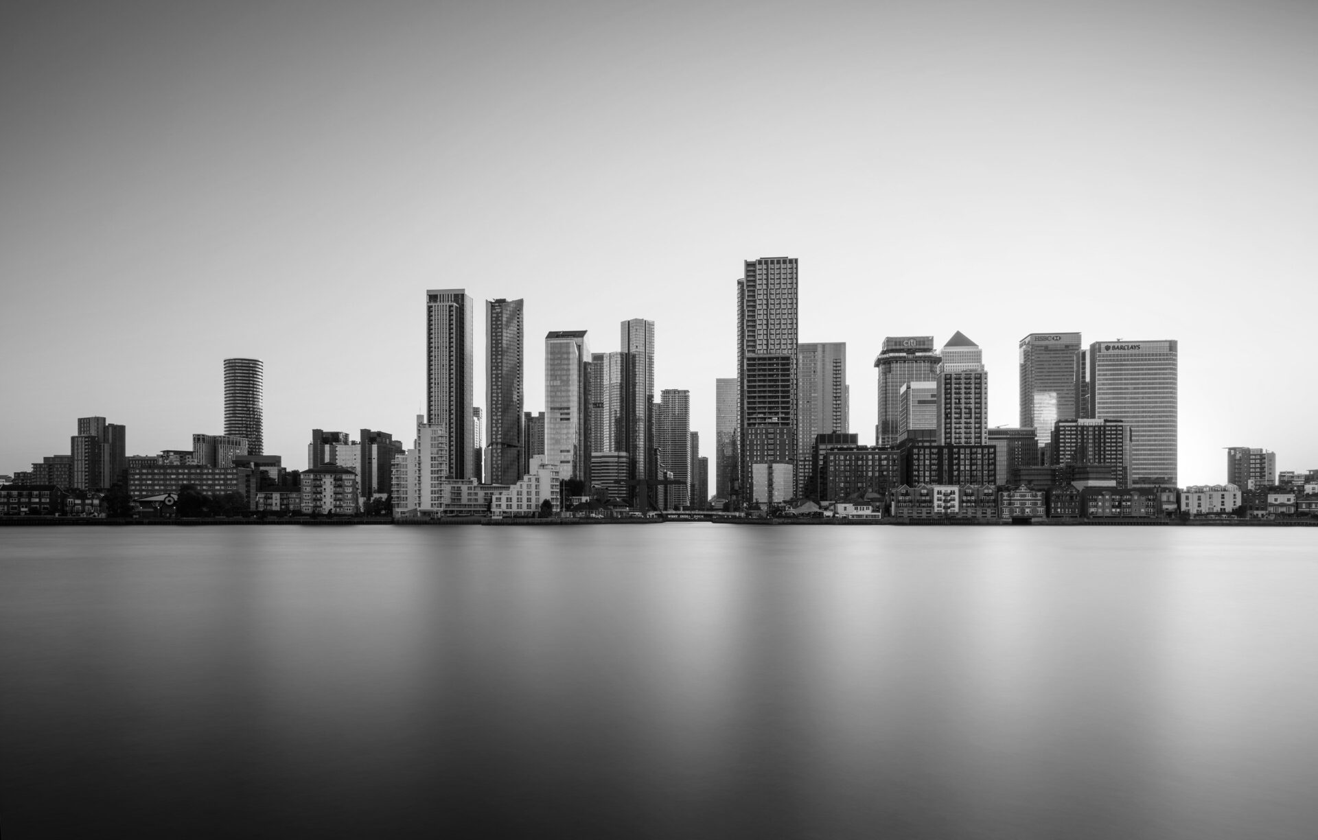 Ciudad/Destino

Paisaje urbano en blanco y negro de la ciudad. Impresionante arquitectura para Inmobiliare Summits LATAM, conferencia de real estate.