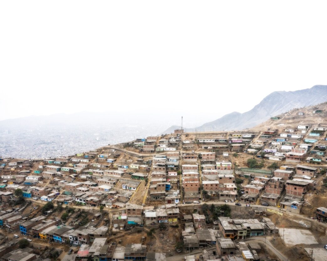 Ciudad de Perú con viviendas de interés social en laderas. Impulso al sector real estate tras Inmobiliare Summits LATAM.