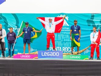 Medallistas Panamericanos 2023 en Perú celebran en el podio con banderas de Perú y Brasil. Perú premiará con vivienda a ganadores. ¡Triunfo deportivo!