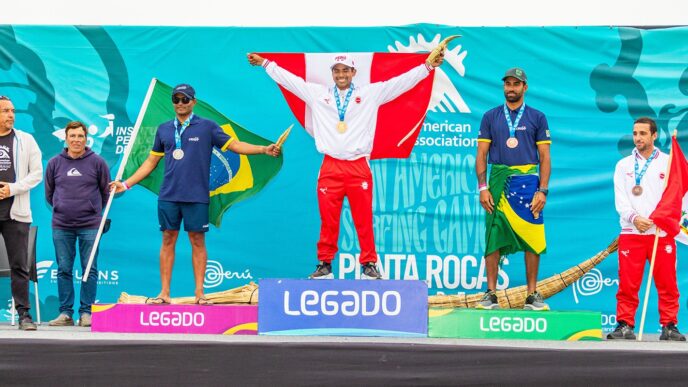 Medallistas Panamericanos 2023 en Perú celebran en el podio con banderas de Perú y Brasil. Perú premiará con vivienda a ganadores. ¡Triunfo deportivo!