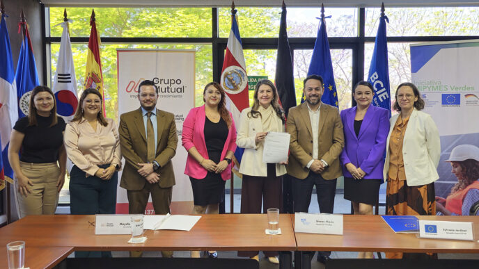 Sponsors/branding.

Grupo de personas posan en evento Plan MiPymes Verdes II en Costa Rica. Apoyo de Alemania y la UE. Inmobiliare Summits, real estate.