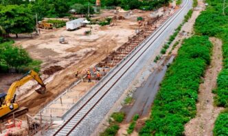 Vista aérea de la construcción de polos industriales del Corredor Interoceánico, con maquinaria y trabajadores en el sitio. Listos en 2024.