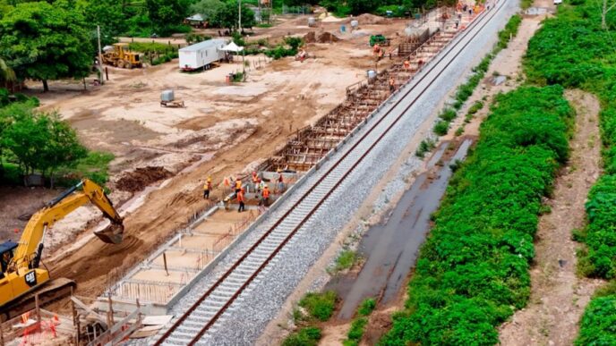 Vista aérea de la construcción de polos industriales del Corredor Interoceánico, con maquinaria y trabajadores en el sitio. Listos en 2024.