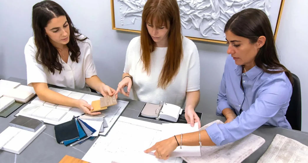 Networking de diseñadores en Inmobiliare Summits. Expertas en diseño de interiores colaboran en un proyecto inmobiliario. Conferencia LATAM.