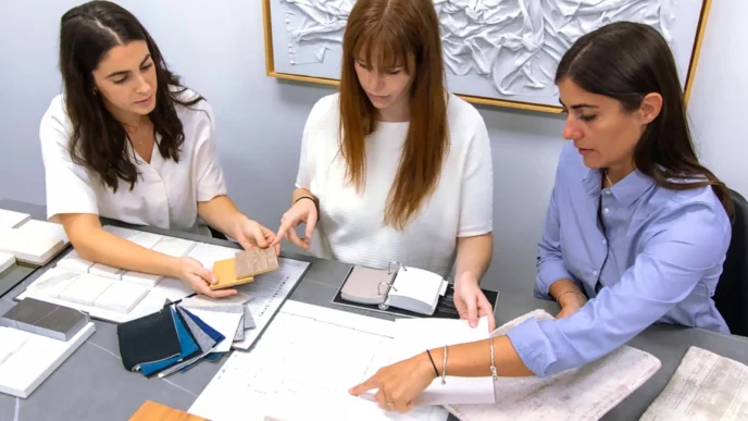 Networking de diseñadores en Inmobiliare Summits. Expertas en diseño de interiores colaboran en un proyecto inmobiliario. Conferencia LATAM.