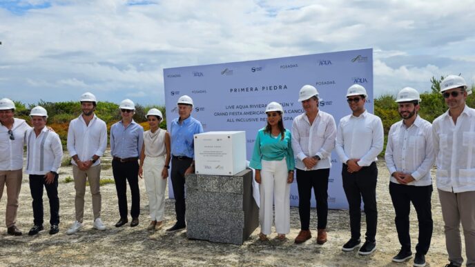Venue/Architecture.

Grupo de personas en la colocación de la primera piedra de Posadas en Quintana Roo. Inmobiliare Summits destaca el sector real estate en México.