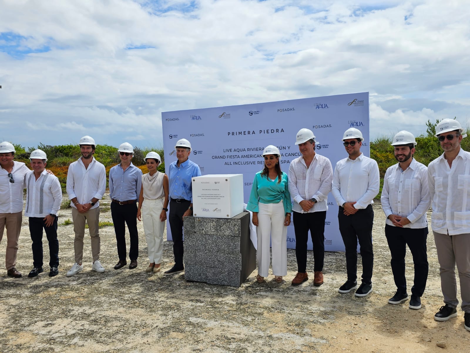 Venue/Architecture.

Grupo de personas en la colocación de la primera piedra de Posadas en Quintana Roo. Inmobiliare Summits destaca el sector real estate en México.