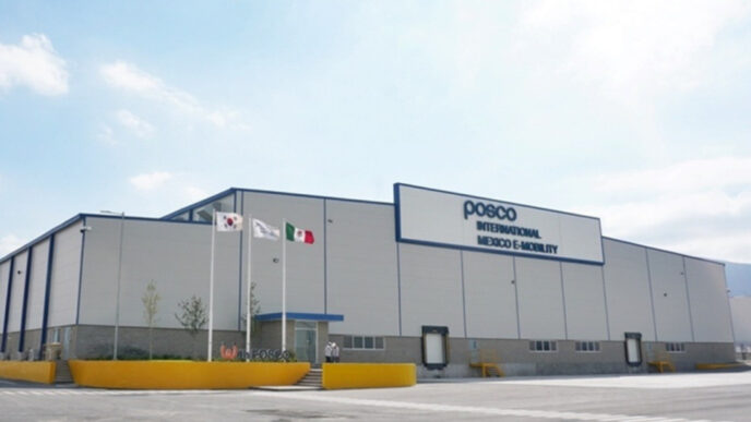 Planta industrial de POSCO International en Coahuila. Edificio moderno con banderas de Corea, México y el logo de POSCO. Inauguración de fábrica.
