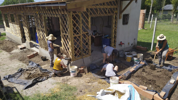 The image is not related to the page title.

Here's an alt text based on the image:
Grupo construye casa con materiales naturales. Arquitectura sostenible y bioconstrucción en un proyecto comunitario.