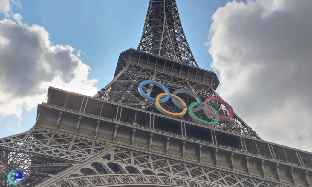 venue/architecture
París, ciudad sede de los Juegos Olímpicos. Vista de la Torre Eiffel con los aros olímpicos. Arquitectura icónica de la ciudad.