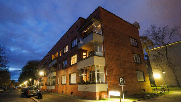 Edificio de ladrillo en Alemania al atardecer. Refleja la caída del precio de la vivienda en 2023 con su arquitectura clásica y entorno urbano.