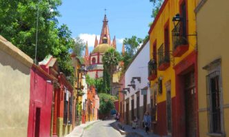 Colorida calle de Guanajuato con vista a la emblemática parroquia. Reflejo del incremento en el precio de la vivienda en esta vibrante ciudad.