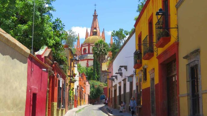 Colorida calle de Guanajuato con vista a la emblemática parroquia. Reflejo del incremento en el precio de la vivienda en esta vibrante ciudad.