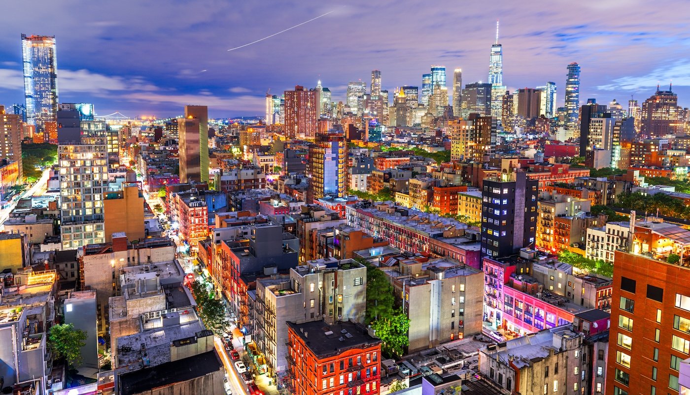 Vista nocturna de Nueva York con rascacielos iluminados. Refleja el aumento del precio de la vivienda en un 68% en la última década.
