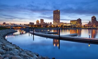 venue/architecture
Ciudad de Milwaukee, Wisconsin, EE. UU., sede de eventos Inmobiliare Summits. Reflejo de luces urbanas en el agua. Arquitectura y ciudad.