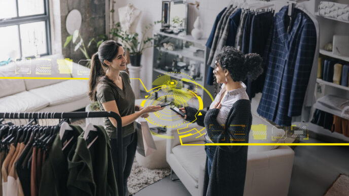 Dos mujeres en tienda de retail en Asia pagando con móvil. Personalización en retail con tecnologías de predicción. Compra moderna y digital.