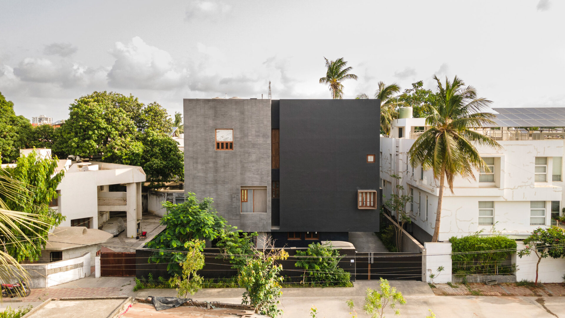 Venue/architecture.

Diseño arquitectónico de vivienda unifamiliar en Puebla, México. La propiedad destaca por su innovador diseño y paleta de colores. #InmobiliareSummits #RealEstate