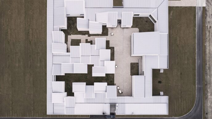 Venue/architecture.

Vista aérea del innovador edificio, sede de Inmobiliare Summits. Diseño arquitectónico único en Castilla y León.