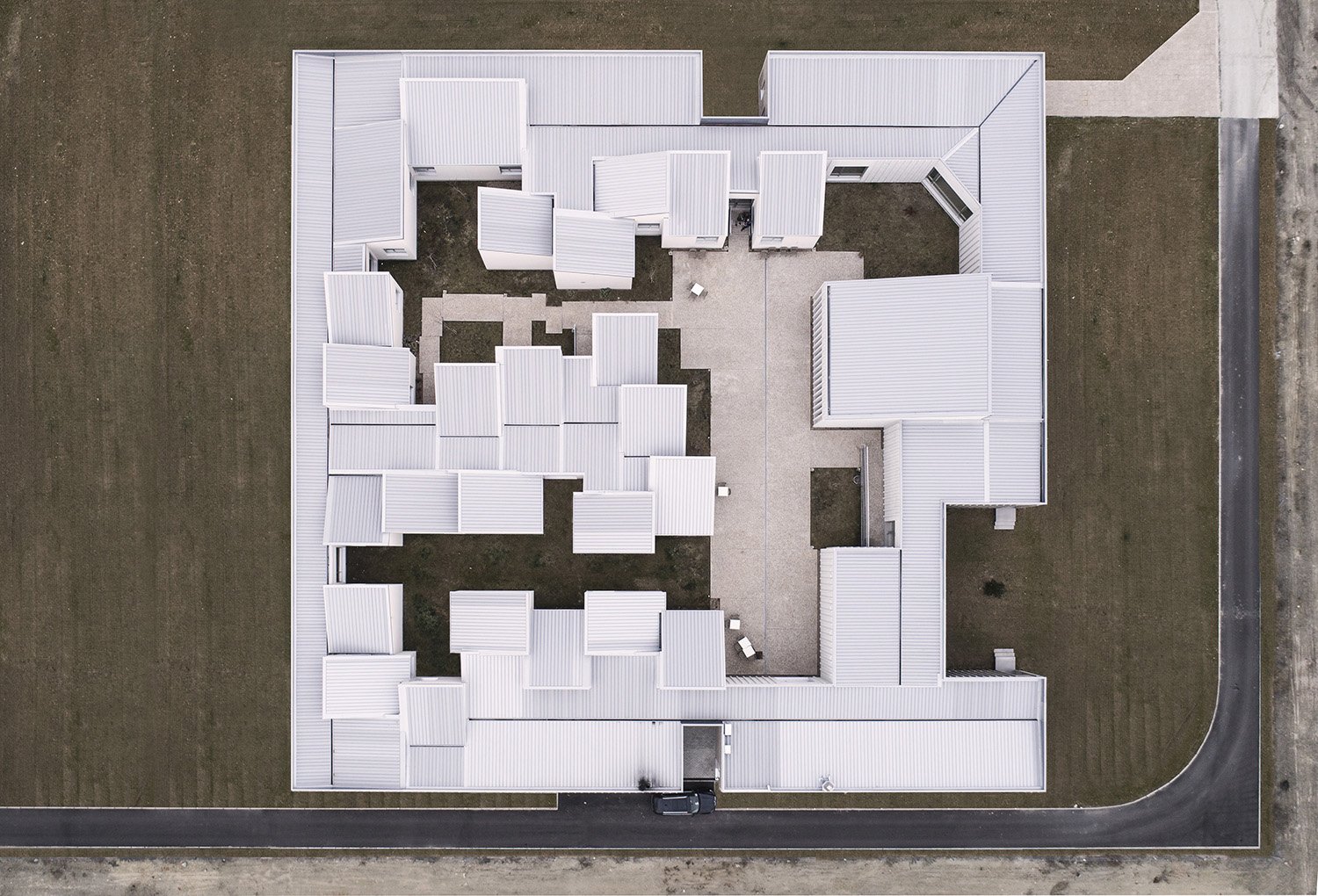 Venue/architecture.

Vista aérea del innovador edificio, sede de Inmobiliare Summits. Diseño arquitectónico único en Castilla y León.