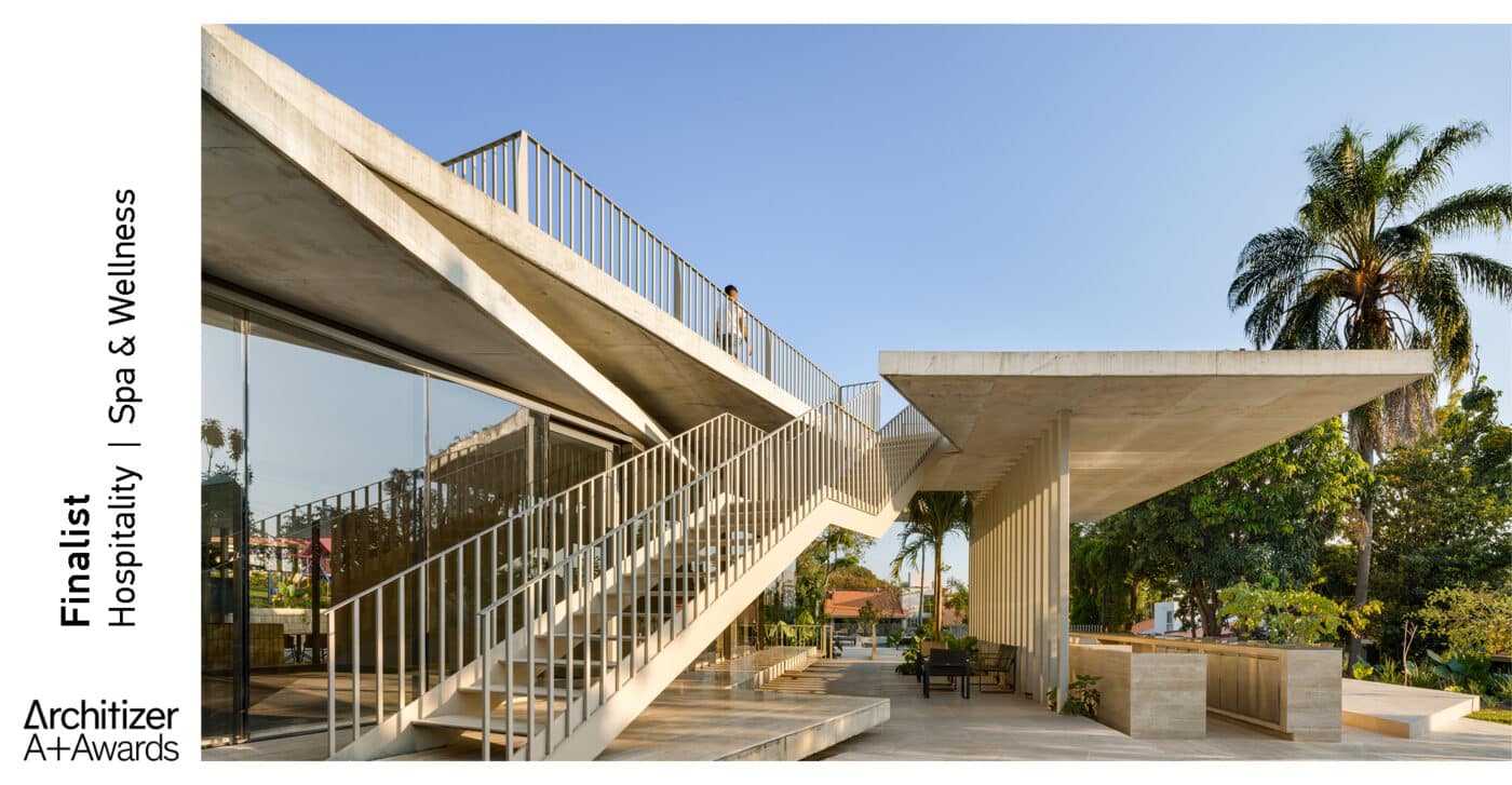 Arquitectura moderna Interceramic 2023: Diseño minimalista con escaleras de concreto y barandales metálicos. Espacios abiertos y luz natural.