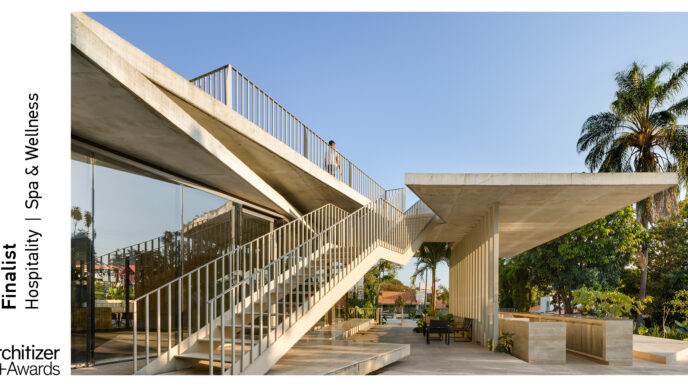 Arquitectura moderna Interceramic 2023: Diseño minimalista con escaleras de concreto y barandales metálicos. Espacios abiertos y luz natural.