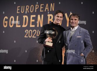 speakers/headshot

Dos hombres posan con el trofeo Golden Boy 2024. El evento destaca figuras influyentes en el deporte.