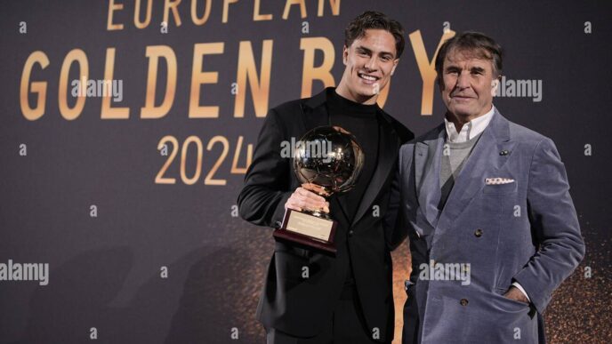 speakers/headshot

Dos hombres posan con el trofeo Golden Boy 2024. El evento destaca figuras influyentes en el deporte.