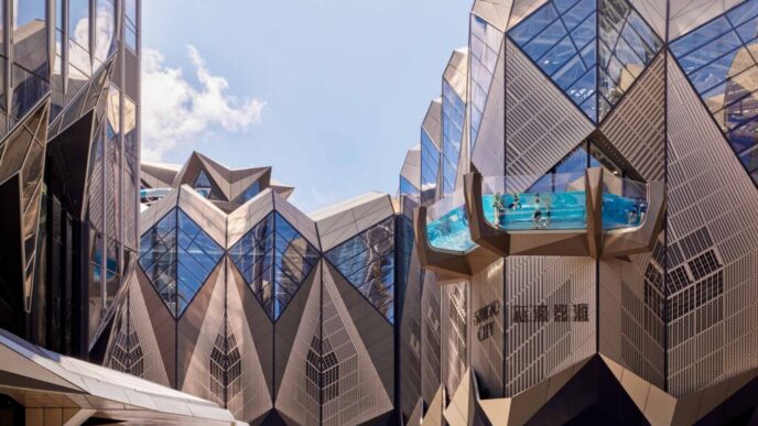 venue/architecture
Arquitectura moderna en Inmobiliare Summits, un edificio con piscina exterior en la ciudad. Diseño innovador destacado en Premios Arquitectura.