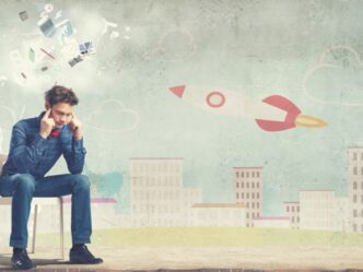 Abstracto: Hombre pensando con cohete. Concepto de innovación en el sector inmobiliario, buscando soluciones creativas en LATAM.