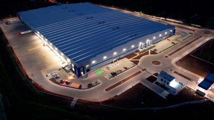Vista aérea nocturna del mercado industrial de Guadalajara, mostrando la iluminación y la arquitectura moderna de las instalaciones industriales.