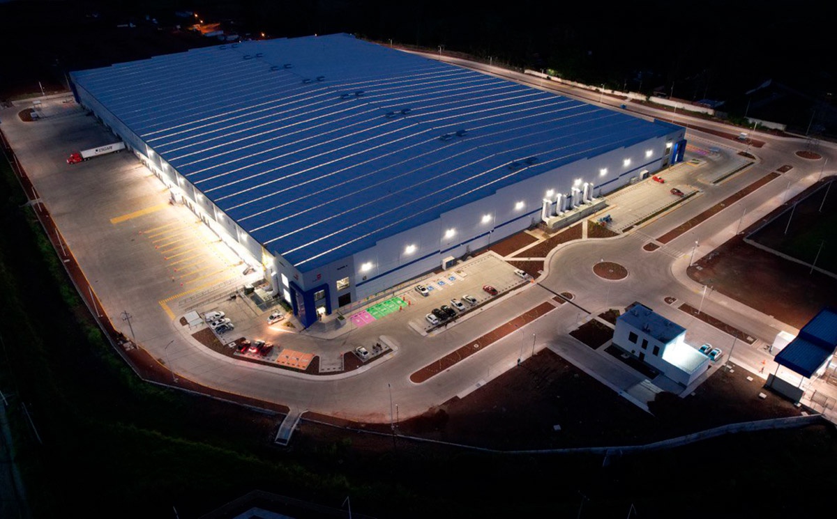 Vista aérea nocturna del mercado industrial de Guadalajara, mostrando la iluminación y la arquitectura moderna de las instalaciones industriales.