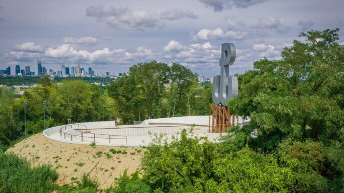 Escultura en parque con horizonte urbano, posible sede de Inmobiliare Summits. Espacio verde en ciudad, evento real estate LATAM.