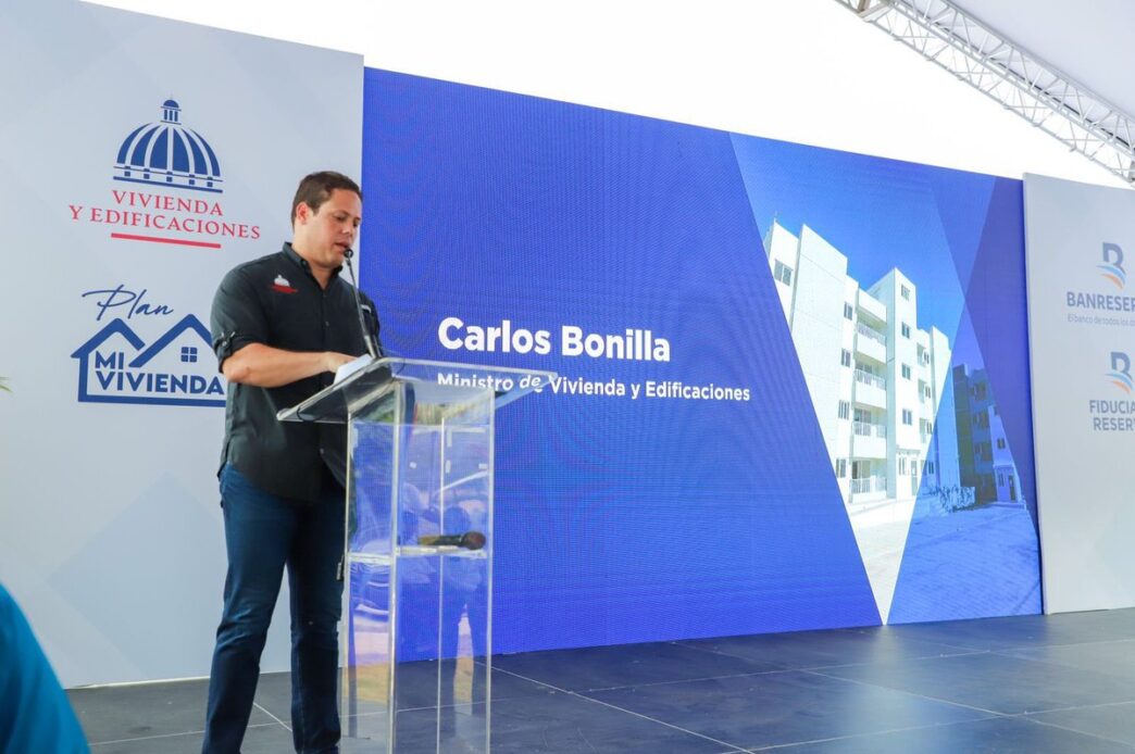 Carlos Bonilla, Ministro de Vivienda, presenta Mi Vivienda en República Dominicana. Evento de real estate con logos de sponsors.