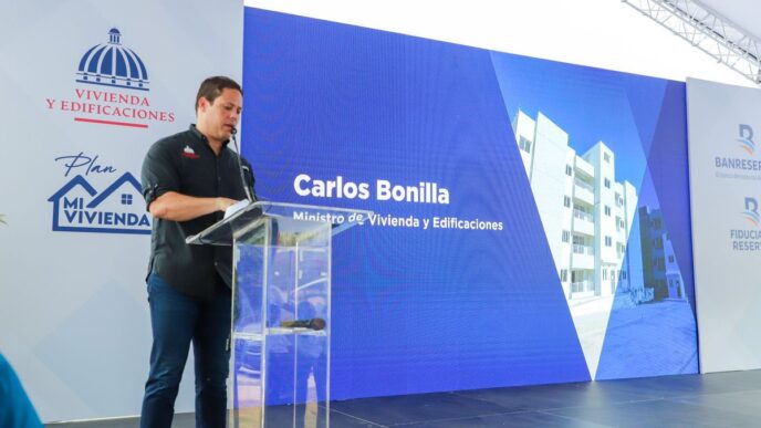 Carlos Bonilla, Ministro de Vivienda, presenta Mi Vivienda en República Dominicana. Evento de real estate con logos de sponsors.