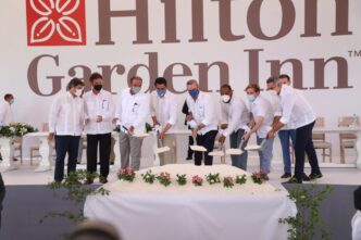 Sponsors/branding.

Inicio de obra Hilton Garden Inn en evento Inmobiliare Summits. Grupo de personas con palas. Impulso al sector real estate en LATAM.