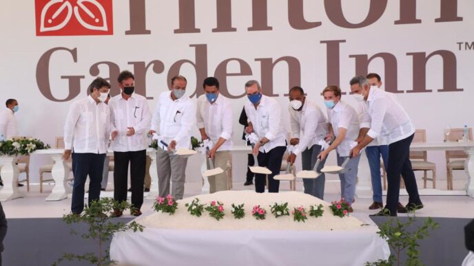 Sponsors/branding.

Inicio de obra Hilton Garden Inn en evento Inmobiliare Summits. Grupo de personas con palas. Impulso al sector real estate en LATAM.