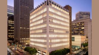 Edificio en San Francisco impulsado por Presidio Bay Ventures, con iluminación interior cálida y diseño arquitectónico moderno en zona comercial.