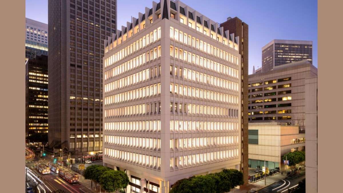 Edificio en San Francisco impulsado por Presidio Bay Ventures, con iluminación interior cálida y diseño arquitectónico moderno en zona comercial.