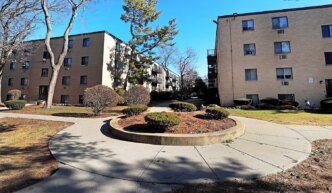 Edificios residenciales en Chicago, financiados por préstamo de Associated Bank, muestran conversión y renovación. Espacio exterior cuidado.