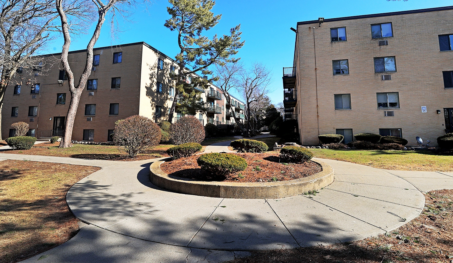 Edificios residenciales en Chicago, financiados por préstamo de Associated Bank, muestran conversión y renovación. Espacio exterior cuidado.